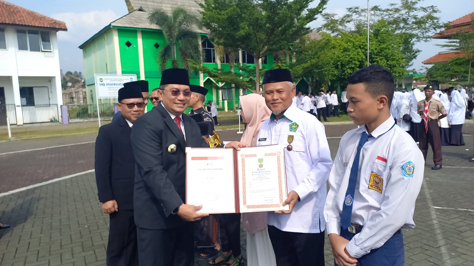 Penjabat (Pj) Bupati Sumedang, H. Yudia Ramli, bertindak sebagai inspektur upacara dalam peringatan Hari Amal Bhakti (HAB) Ke-79 Kementerian Agama Republik Indonesia di Lapang Pusdai Islamic Center Sumedang.