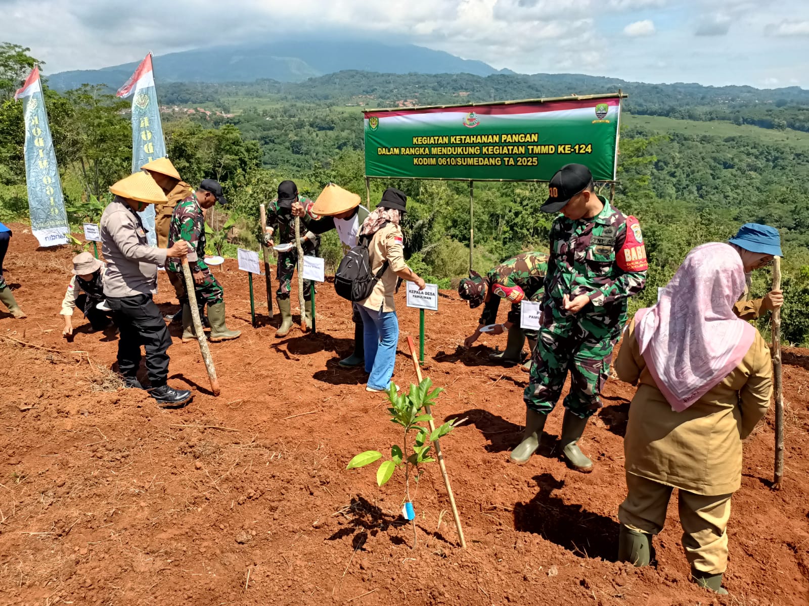 Anggota Kodim 0610/Sumedang melaksanakan kegiatan penanaman padi gogo dalam rangka mendukung program ketahanan pangan dan rencana kegiatan TNI Manunggal Membangun Desa (TMMD) ke-124. Kegiatan ini berlangsung di Blok Leuweung Gede, RT 03 RW 03, Dusun Pamulihan 2, Desa Pamulihan, Kecamatan Situraja, Kabupaten Sumedang, pada Selasa (26/02/2025).