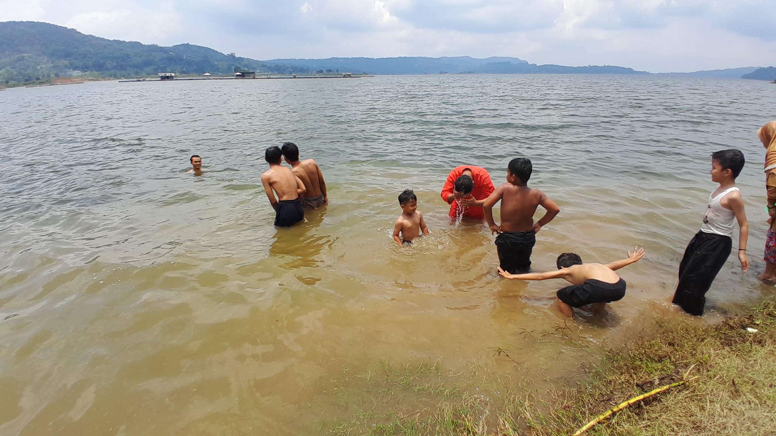 Prosesi diangir dengan taneuh porang di Bendungan Jatigede yang dilakukan dalam acara munggahan menyambut bulan Suci Ramadan. Kamis, 27 Februari 2025.