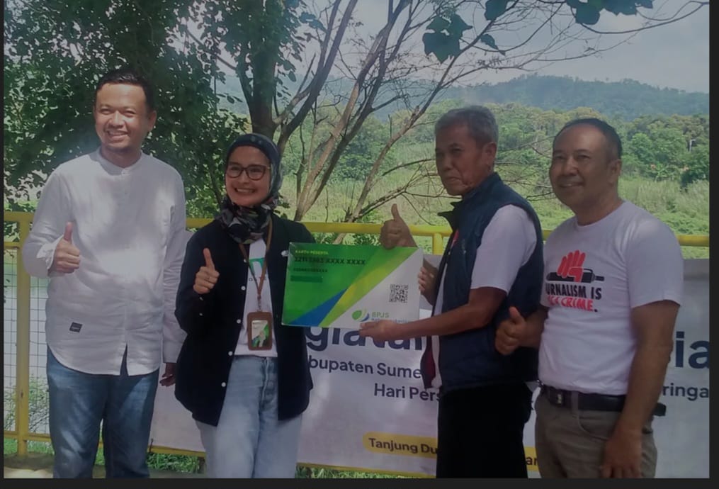 Persatuan Wartawan Indonesia (PWI) Kabupaten Sumedang resmi menjalin kerjasama dengan BPJS Ketenagakerjaan Sumedang dalam upaya memberikan perlindungan sosial bagi wartawan di Kabupaten Sumedang, khususnya anggota PWI. Kesepakatan ini dicapai dalam acara pembagian bantuan paket sembako dalam rangka peringatan Hari Pers Nasional 2025 dan HUT PWI ke-79 di objek wisata Tanjung Duriat, Desa Pajagan, Kecamatan Cisitu, Kabupaten Sumedang, pada Jumat (14/2/2025).
