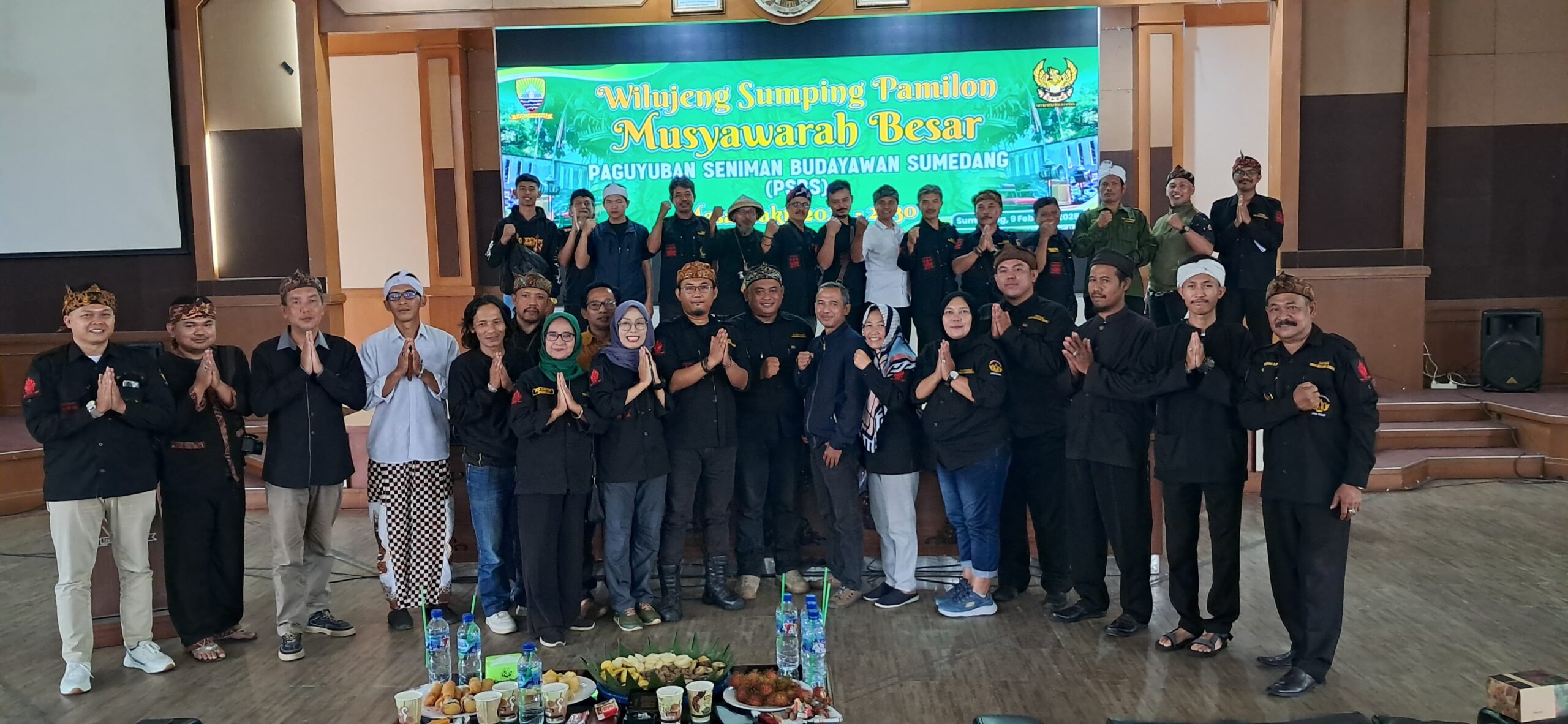 Dede Suhendar, Ketua PSBS Kecamatan Wado, resmi terpilih secara aklamasi sebagai Ketua Umum Paguyuban Seniman Budayawan Sumedang (PSBS) dalam Musyawarah Besar (Mubes) yang digelar di Aula Tampomas, Gedung Pusat Pemerintah Sumedang, pada Minggu, 9 Februari 2025.