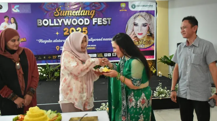 Festival Bollywood Tahun 2025 yang diikuti oleh 25 peserta resmi dibuka oleh Sekretaris Daerah (Sekda) Kabupaten Sumedang, Tuti Ruswati, di Gedung Sumedang Creative Center, Minggu (23/02/2025).