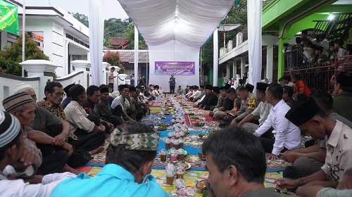 Bupati Sumedang, Dony Ahmad Munir, memimpin rombongan Safari Ramadan ke Kecamatan Jatinunggal pada Jumat (7/3/2025)