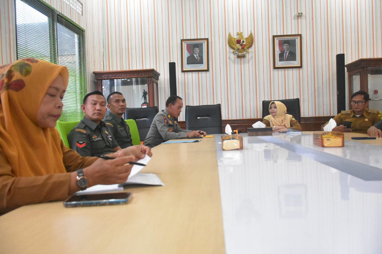 Pemerintah Kabupaten Sumedang menggelar Rapat Koordinasi yang dipimpin oleh Sekretaris Daerah (Sekda) Kabupaten Sumedang, Tuti Ruswati, di Ruang Rapat Sekda pada Selasa (11/3/2025). Rapat ini bertujuan untuk memastikan kesiapan pelayanan bagi pemudik yang melintasi Sumedang maupun masyarakat yang menikmati libur Lebaran.