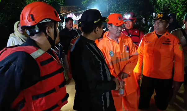 Bupati Sumedang, Dr. H. Doni Ahmad Munir, langsung turun ke lokasi untuk meninjau keadaan dan memastikan keselamatan warga terdampak. Usai melaksanakan salat tarawih keliling di Desa Kutamandiri, Kecamatan Tanjungsari, sekitar pukul 21.40 WIB, Bupati Doni bergerak menuju lokasi banjir di Desa Cihanjuang.