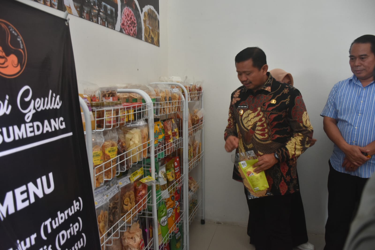 Bupati Sumedang, H. Dony Ahmad Munir, secara resmi membuka kegiatan “Gemercik Ramadan” di Terminal Ciakar pada Jumat (14/3/2025). Acara ini akan berlangsung selama 10 hari di bulan Ramadan, menghadirkan berbagai kegiatan menarik yang melibatkan UMKM, masyarakat, dan anak-anak.