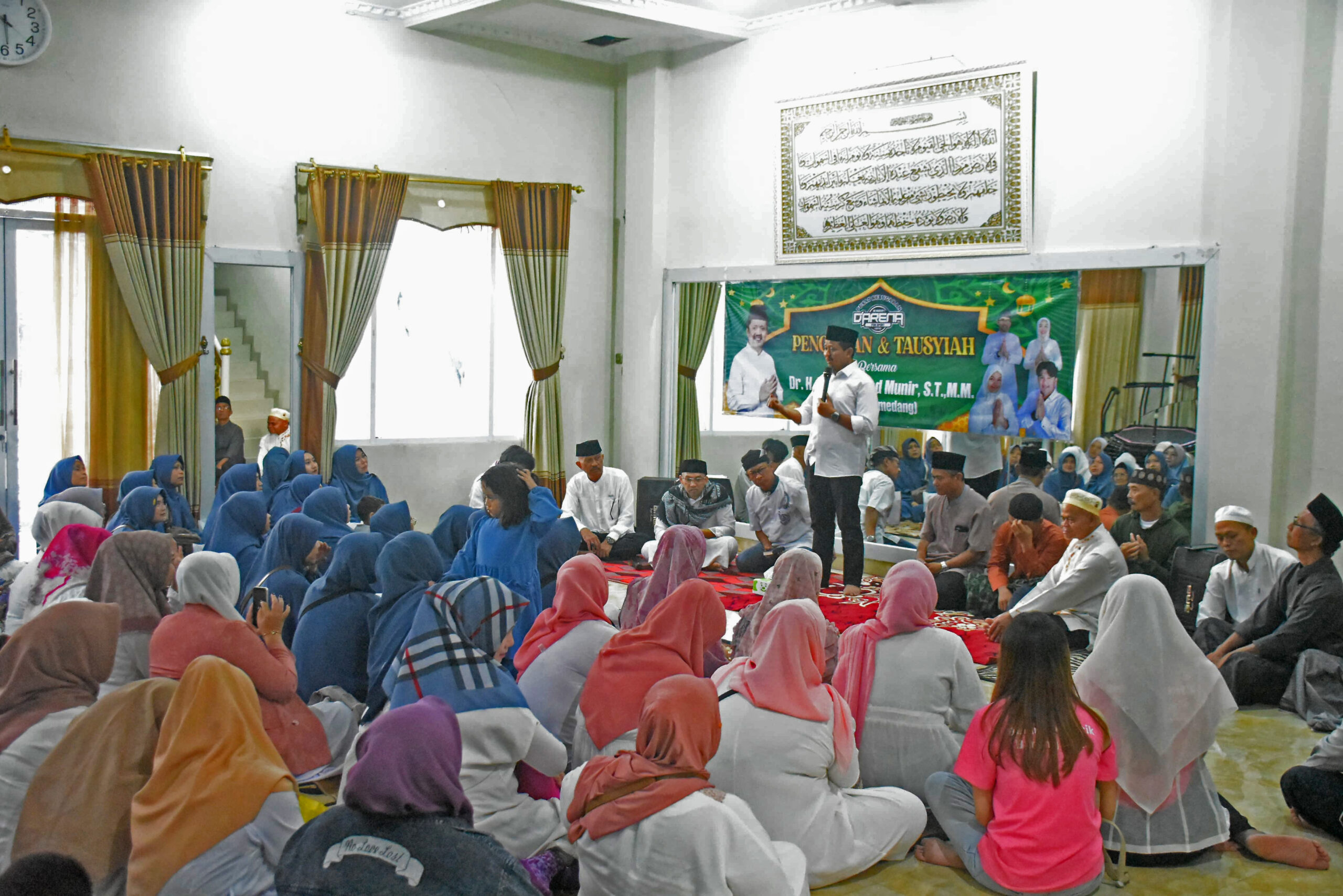 Bupati Sumedang, Dony Ahmad Munir, menghadiri acara Pengajian dan Buka Puasa Bersama yang diselenggarakan oleh komunitas D’ Arena Lovers di Desa Sayang, Kecamatan Jatinangor, pada Minggu (16/3/2025). Kehadiran Bupati disambut dengan hangat oleh anggota komunitas yang merupakan pecinta dan pegiat olahraga senam, khususnya zumba dan aerobik.