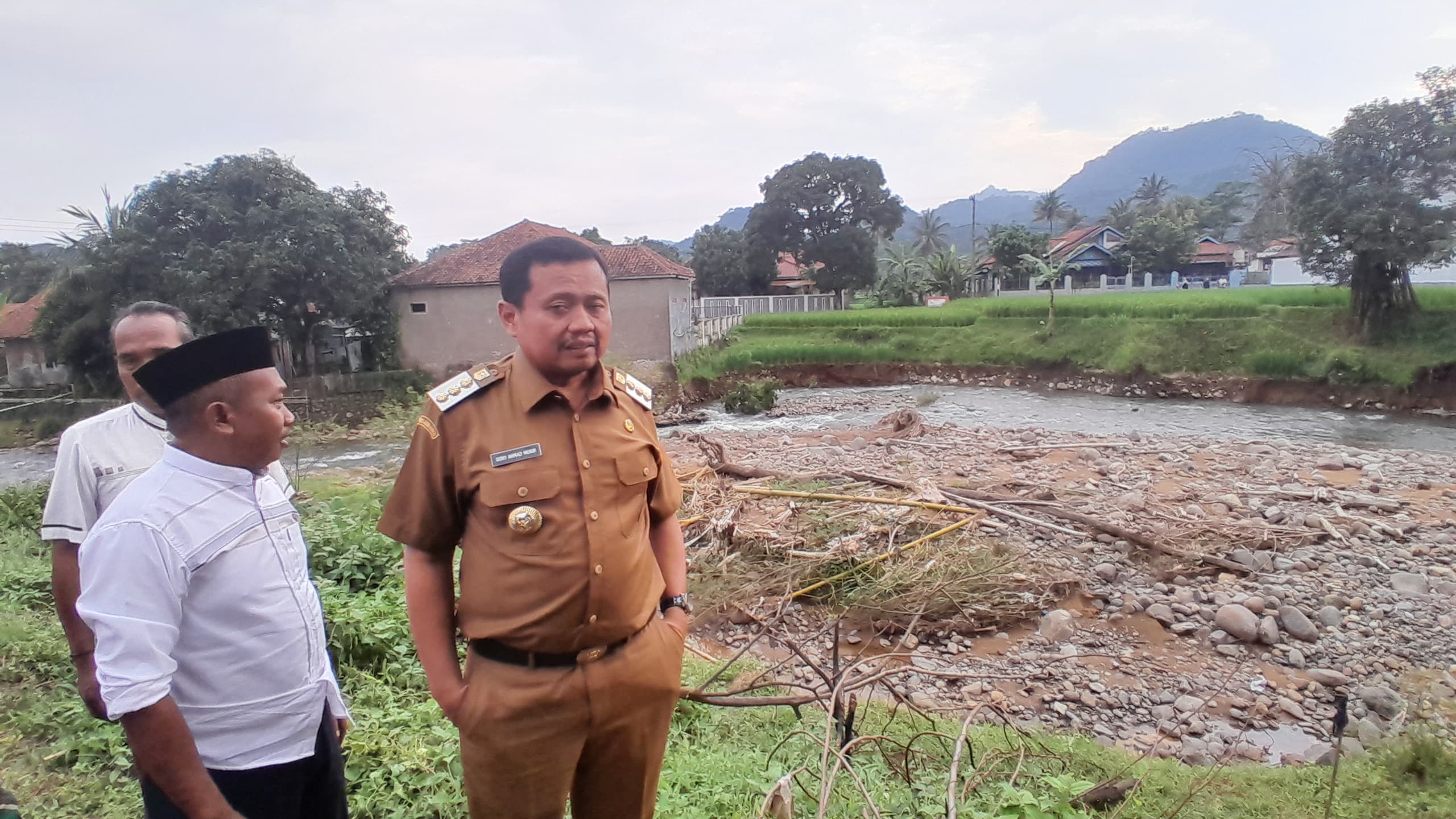Bupati Sumedang, Dony Ahmad Munir saat meninjau langsung lokasi terdampak bersama jajaran Muspida dan Muspika Darmaraja, Selasa (18/3/2025).