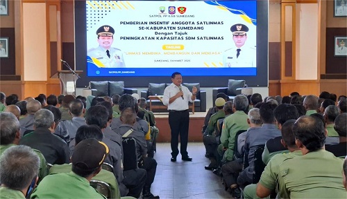 Bupati Sumedang, Dony Ahmad Munir, saat Pemberian Insentif Anggota Satlinmas se Kabupaten Sumedang di Aula Tampomas PPS, Selasa (4/3/2025).