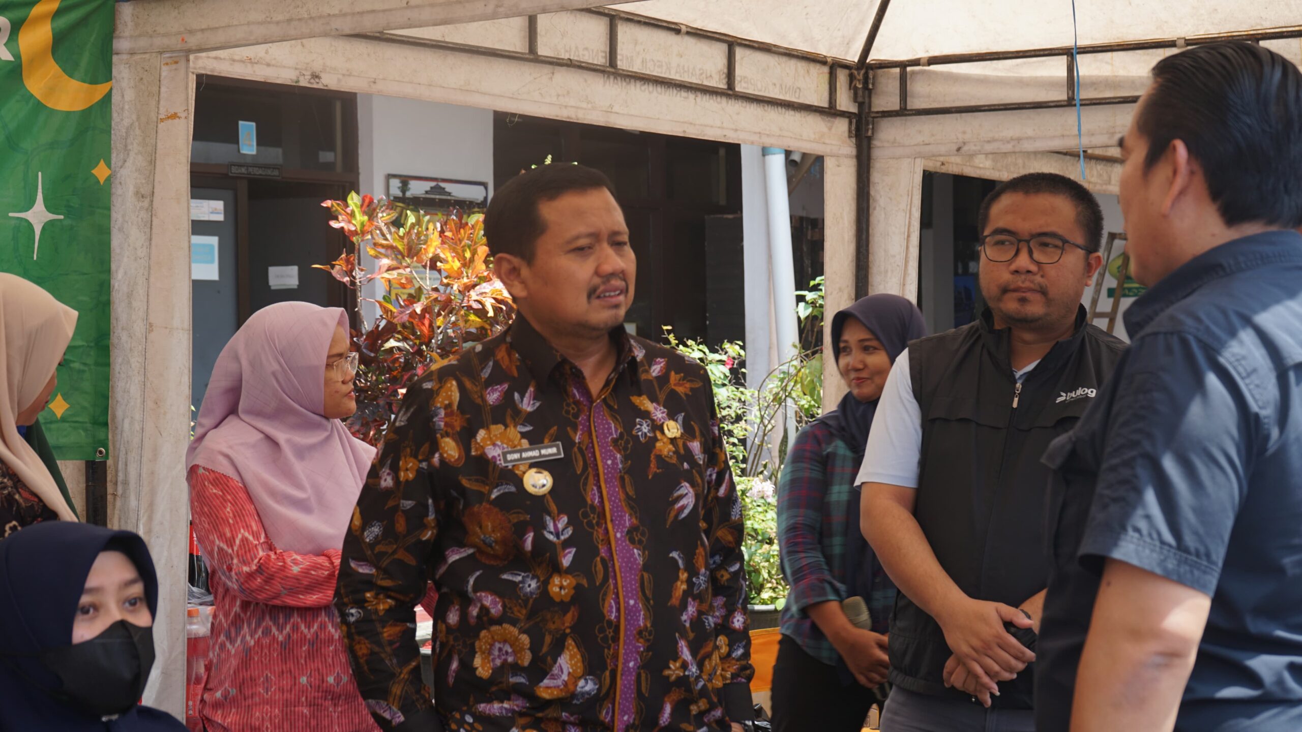 Menjelang Hari Raya Idul Fitri 1446 H, Pemerintah Daerah Kabupaten Sumedang melalui Dinas Koperasi Usaha Kecil Menengah Perdagangan dan Perindustrian (DKUKMPP) bekerja sama dengan Pemerintah Provinsi Jawa Barat menggelar Operasi Pasar Bersubsidi (Opadi) dan Bazar Murah. Acara ini berlangsung di halaman DKUKMPP pada Kamis (20/3/2025) dan dihadiri langsung oleh Bupati Sumedang, H. Dony Ahmad Munir.