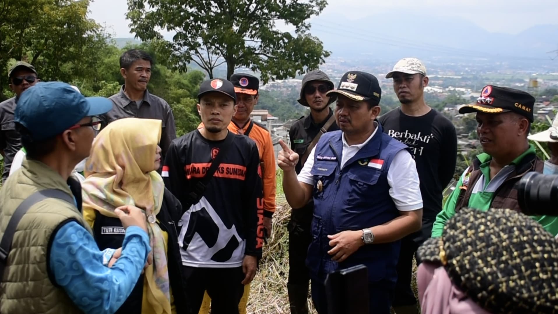 Bupati Sumedang, Dony Ahmad Munir, dalam kegiatan Gerakan Jumat Bersih dan Penanaman 1.000 Pohon pada Jumat (21/3/2024). Dalam kesempatan itu, Bupati menyoroti dampak buruk pola tanam palawija di lahan konservasi yang menyebabkan berkurangnya tutupan lahan dan meningkatkan risiko erosi serta longsor.