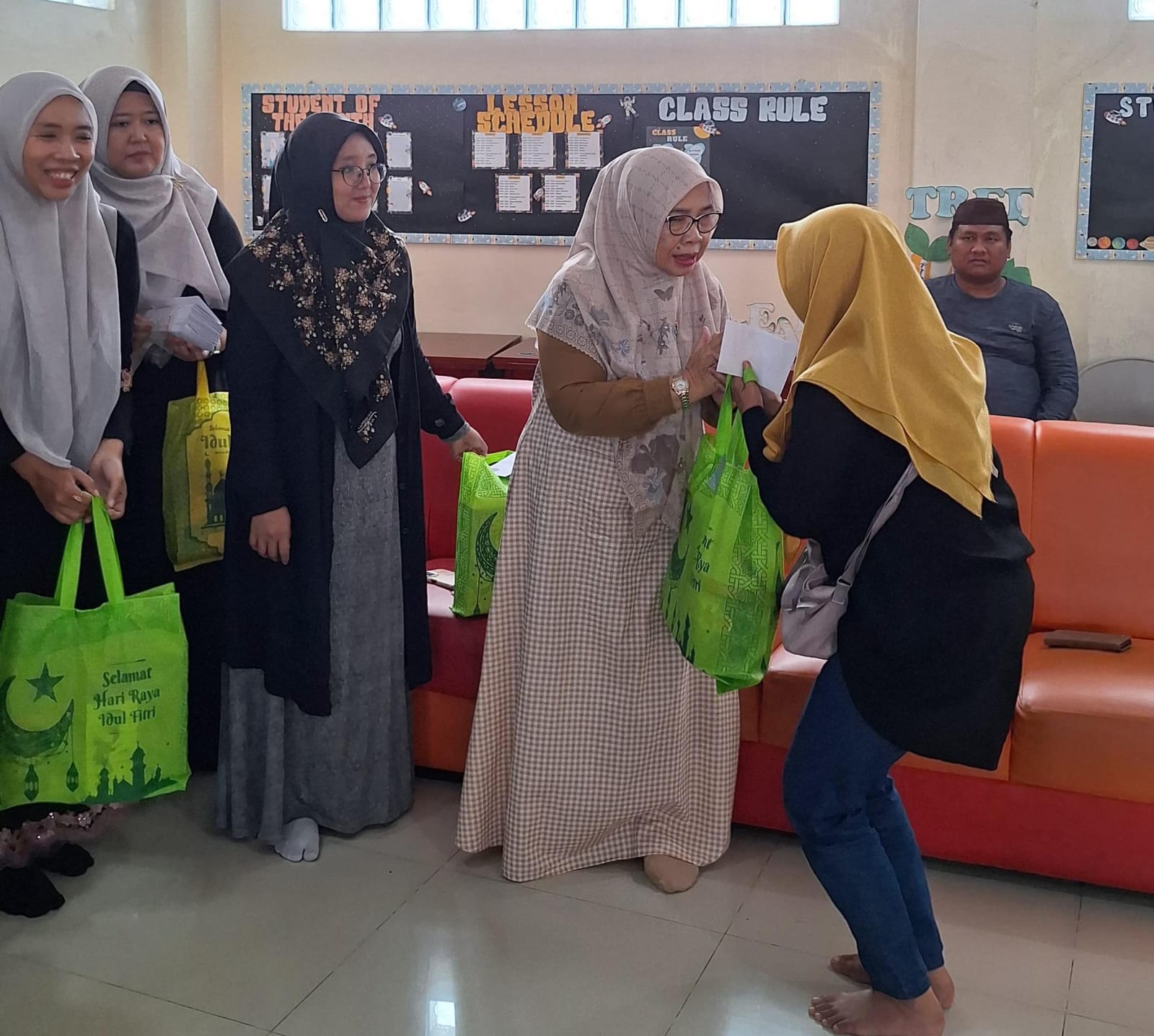 SD Ar Rafi' BHS Sumedang kembali menggelar kegiatan Ramadhan Charity pada Sabtu (22/3/2025), sebagai bagian dari program tahunan sekolah yang bertujuan untuk menumbuhkan kepedulian sosial di bulan suci Ramadhan. Acara ini digelar bersama Persatuan Orang Tua Murid dan Guru (POMG) serta melibatkan berbagai elemen masyarakat.