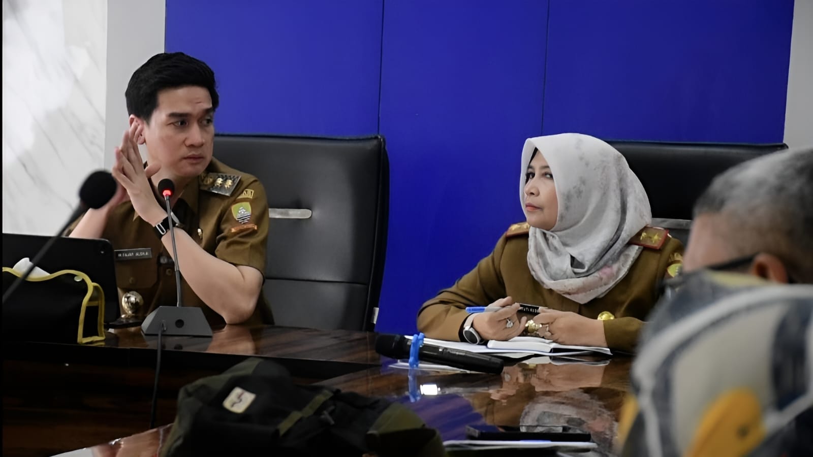 Wakil Bupati Sumedang, M. Fajar Aldila, bersama jajaran Pemerintah Kabupaten Sumedang menggelar rapat strategis guna mengoptimalkan Pendapatan Asli Daerah (PAD) dari Pajak Mineral Bukan Logam dan Batuan (Minerba). Pertemuan ini berlangsung di Ruang Rapat Wakil Bupati pada Senin (24/3/2025) dan dihadiri oleh Sekda Tuti Ruswati serta sejumlah kepala perangkat daerah terkait.