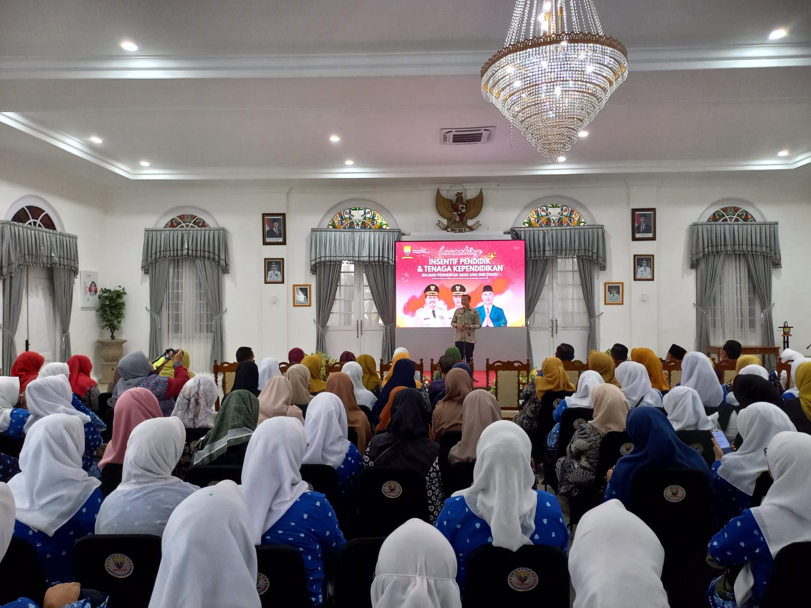 Bupati Sumedang, H. Dony Ahmad Munir, resmi meluncurkan program insentif bagi pendidik dan tenaga kependidikan jenjang Pendidikan Anak Usia Dini (PAUD) dalam sebuah acara di Gedung Negara Sumedang pada Kamis (27/3/2025).
