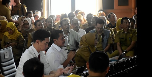 Peluncuran aplikasi BERharap Hidayah Allah Dengan Membaca Al-Qur’an Tiap Hari (BERHIDMAT) dilakukan Bupati Sumedang H. Dony Ahmad Munir bersamaan dengan kegiatan Rakor di Aula Tampomas, Senin (3/3/2025).