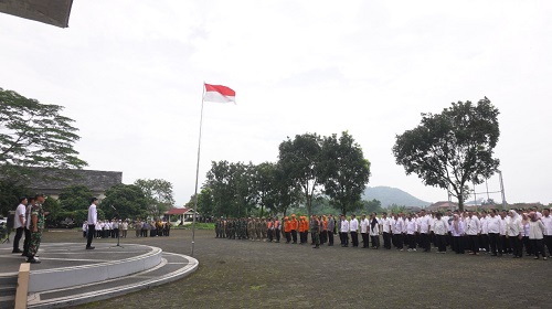 Pemerintah Daerah Kabupaten Sumedang bersama jajaran Forum Koordinasi Pimpinan Daerah (Forkopimda) menggelar Apel Siaga Pemberantasan Premanisme di Lapangan Upacara Pusat Pemerintahan Sumedang (PPS), Kamis (27/3/2025).
