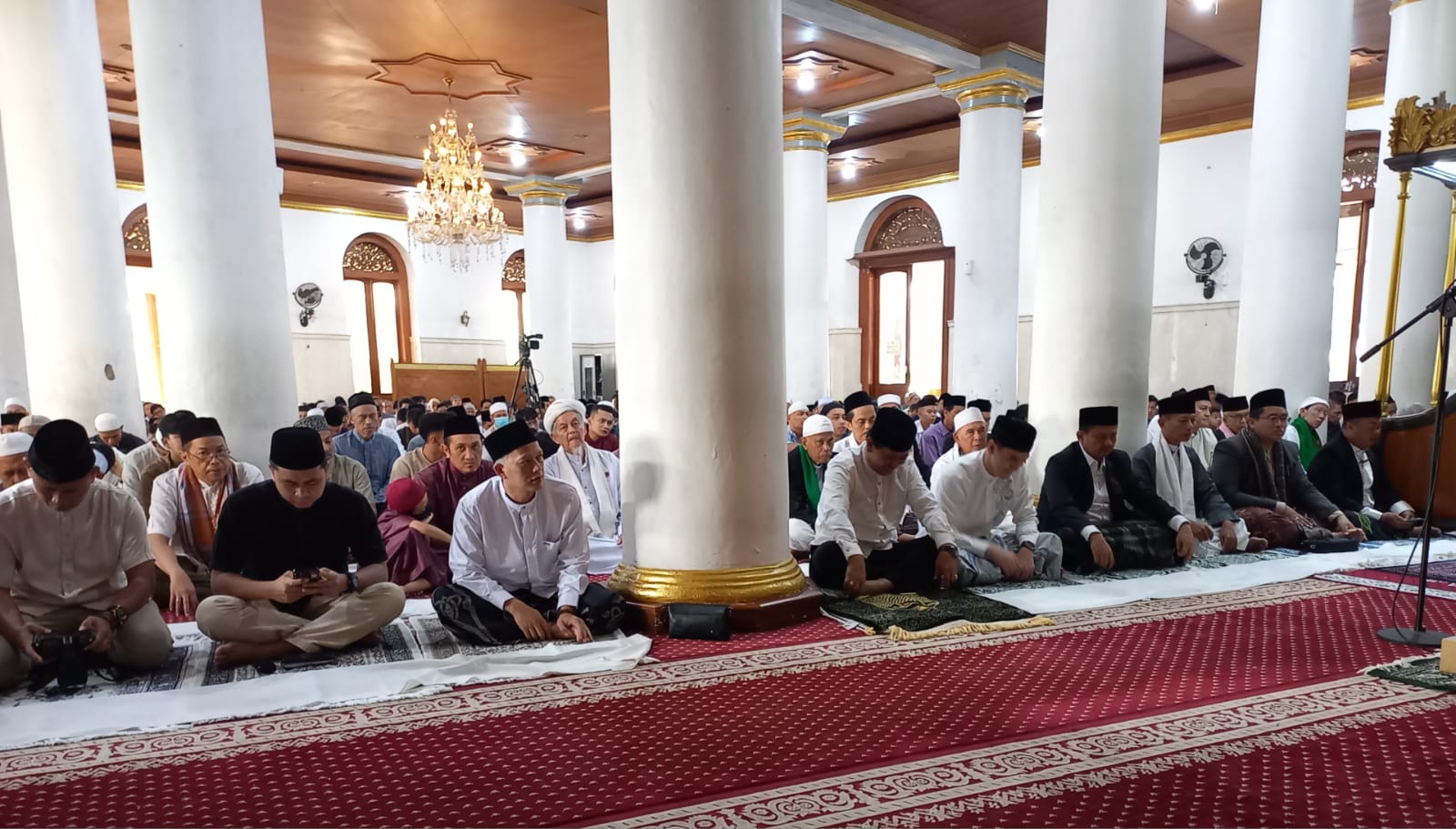 Bupati Sumedang H. Dony Ahmad Munir bersama Wakil Bupati M. Fajar Aldila melaksanakan Shalat Idul Fitri 1 Syawal 1446 H di Masjid Agung Sumedang, Senin (31/3/2025).