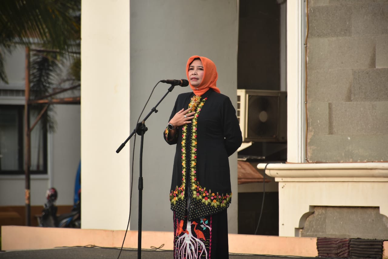 Tuti Ruswati selaku Sekretaris Daerah (Sekda) Kabupaten Sumedang menegaskan bahwa kebijakan efisiensi anggaran Tahun 2025 tidak akan mempengaruhi kedisiplinan dan fokus kerja Aparatur Sipil Negara (ASN). Pernyataan ini disampaikan Sekda dalam apel gabungan perdana bulan Februari yang berlangsung pada Senin (3/3/2025).
