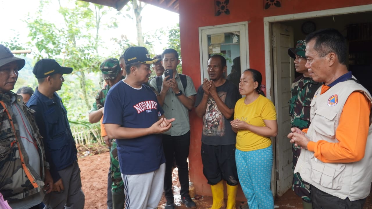 Bupati Sumedang, Dony Ahmad Munir, meninjau langsung lokasi banjir lumpur yang melanda Dusun Bakom RT 02 dan RT 03 RW 09, Desa Linggajaya, Kecamatan Cisitu, Jumat (4/4/2025). Bencana tersebut terjadi Kamis malam (3/4/2025) sekitar pukul 18.30 WIB, akibat jebolnya tanggul penahan tanah disposal proyek Jalan Lingkar Utara Jatigede setelah hujan deras mengguyur wilayah itu.