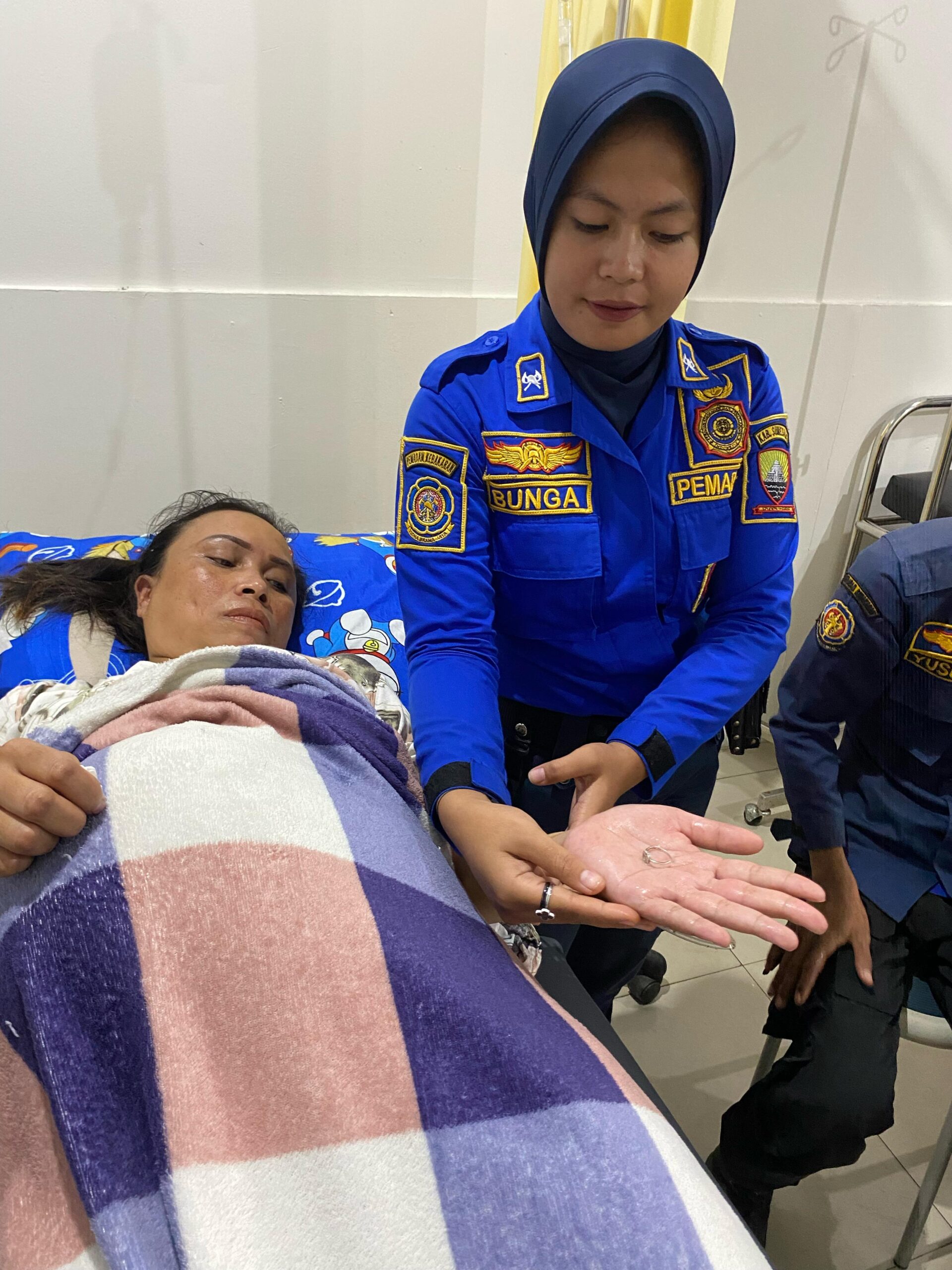 Petugas dari UPT Pemadam Kebakaran (Damkar) Wilayah Kota Kabupaten Sumedang, Jawa Barat, melakukan aksi kemanusiaan yang tidak biasa pada Rabu (9/4/2025). Mereka membantu seorang ibu hamil yang akan menjalani proses persalinan di RSUD Umar Wirahadikusumah, bukan dengan proses medis, melainkan melepas cincin yang terjebak di jarinya.