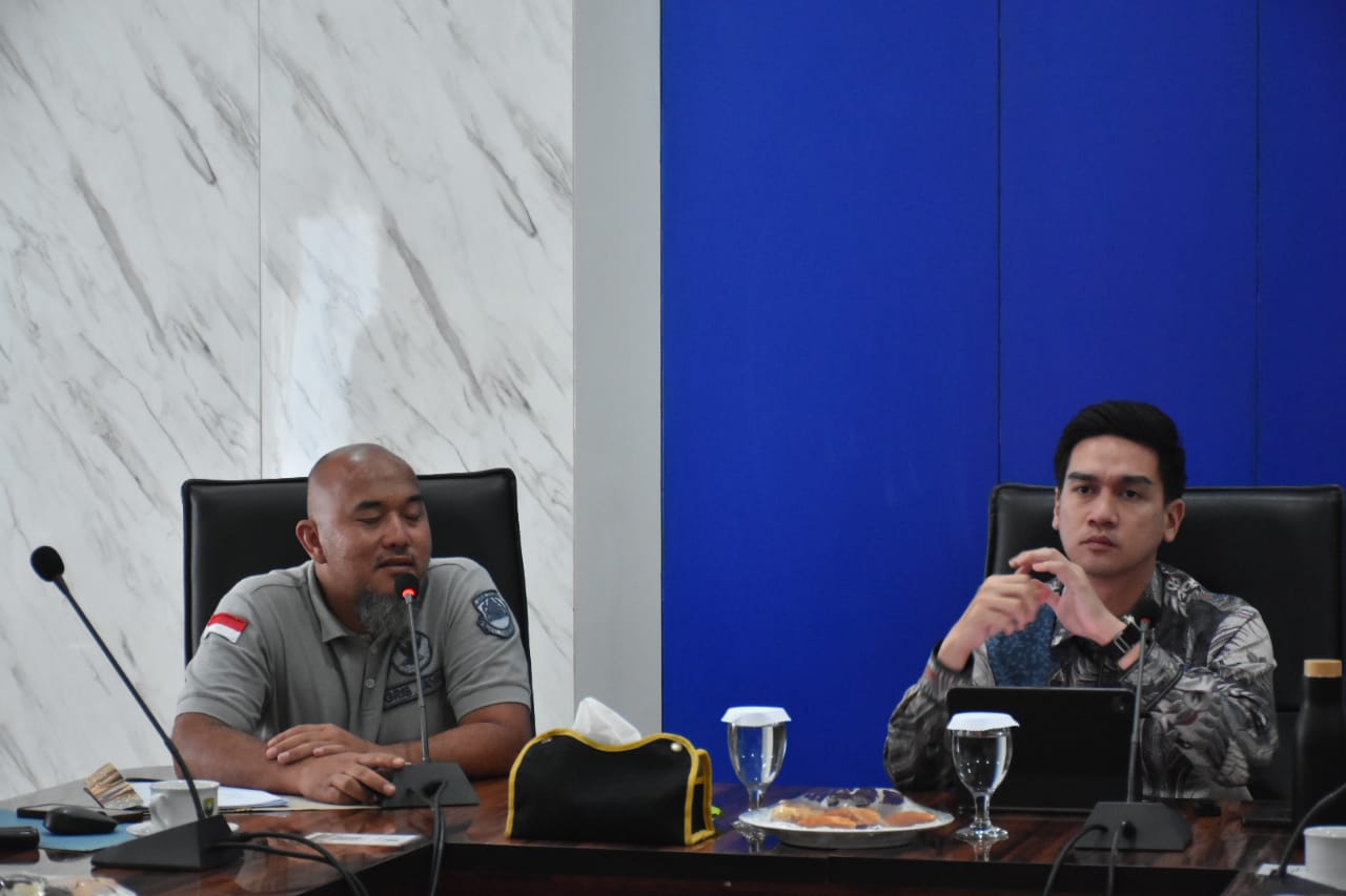 Wakil Bupati Sumedang, Fajar Aldila, menerima audiensi Dewan Pengurus Cabang (DPC) Gerakan Rakyat Indonesia Bersatu (GRIB) Jaya Sumedang di ruang kerjanya di Pusat Pemerintahan Sumedang (PPS), Kamis (10/4/2025). Pertemuan ini menjadi wadah diskusi strategis mengenai pembenahan tata kelola sektor pertambangan mineral bukan logam dan batuan (Minerba) di Kabupaten Sumedang.