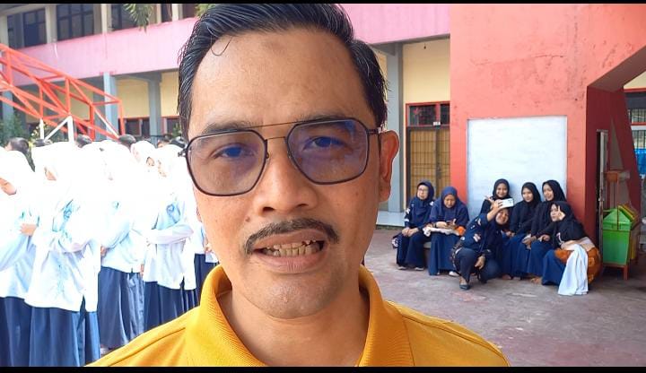 Sejumlah sekolah tingkat Sekolah Menengah Pertama (SMP) di Kabupaten Sumedang mulai menerapkan sistem pembelajaran lima hari dalam sepekan. Dengan kebijakan baru ini, kegiatan belajar mengajar hanya berlangsung dari hari Senin hingga Jumat, tanpa aktivitas belajar formal di hari Sabtu.