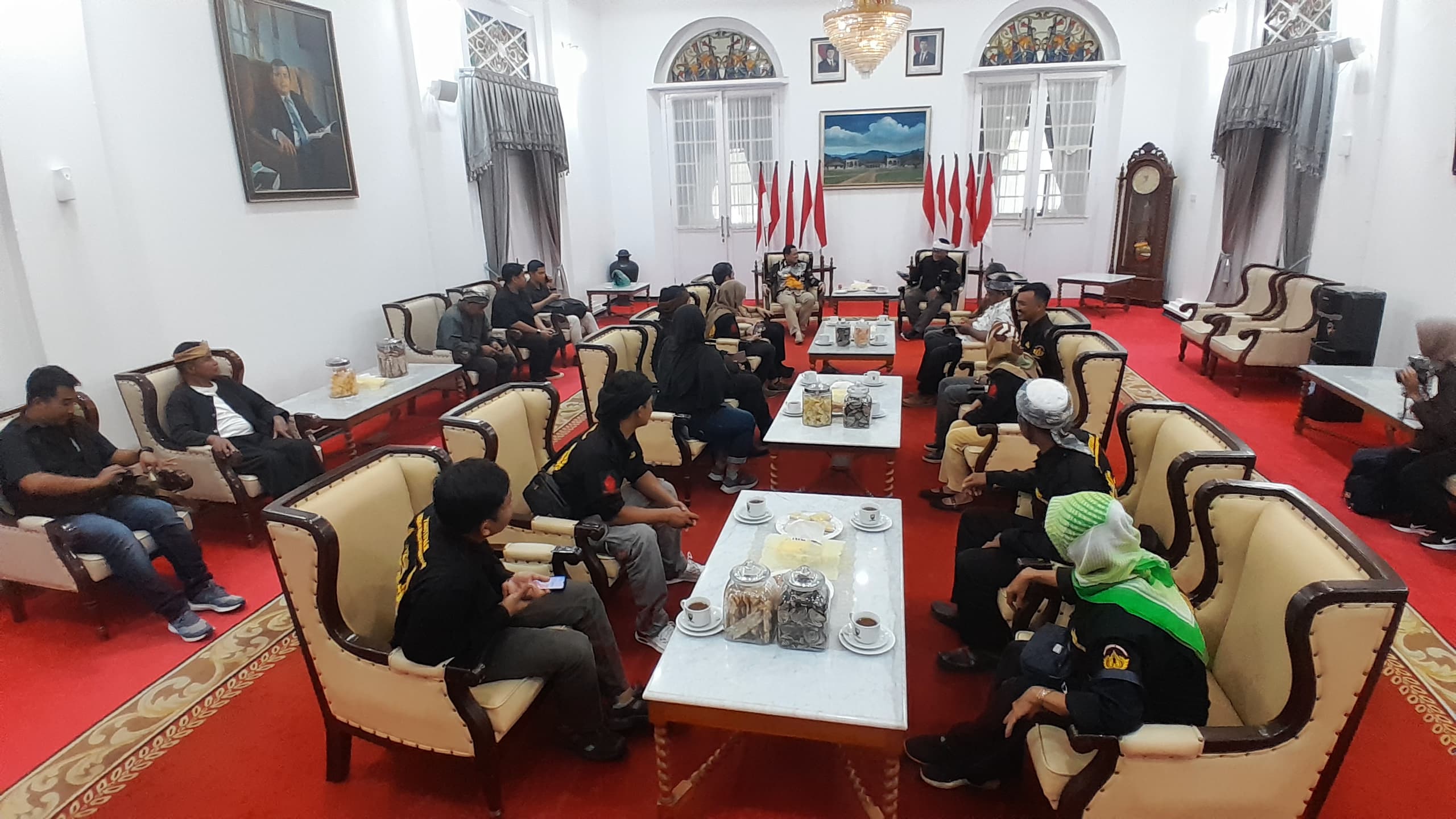 Bupati Sumedang, Dony Ahmad Munir, mengucapkan terima kasih dan apresiasi kepada Paguyuban Seniman Budayawan Sumedang (PSBS) yang terus konsisten hadir di tengah masyarakat untuk menyatukan para pelaku seni budaya serta menghidupkan kembali kekayaan budaya di Kabupaten Sumedang.
