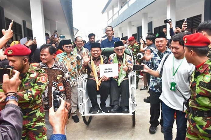 Menteri Pendidikan Dasar dan Menengah (Mendikdasmen), Abdul Mu'ti, secara resmi meluncurkan Program Studi Energi Baru Terbarukan (EBT) di SMK Muhammadiyah 1 Sumedang, Sabtu (12/4). Program ini menjadi yang pertama di Kabupaten Sumedang, sekaligus menandai komitmen kuat daerah tersebut untuk menjadi pelopor dalam pendidikan berbasis energi masa depan.