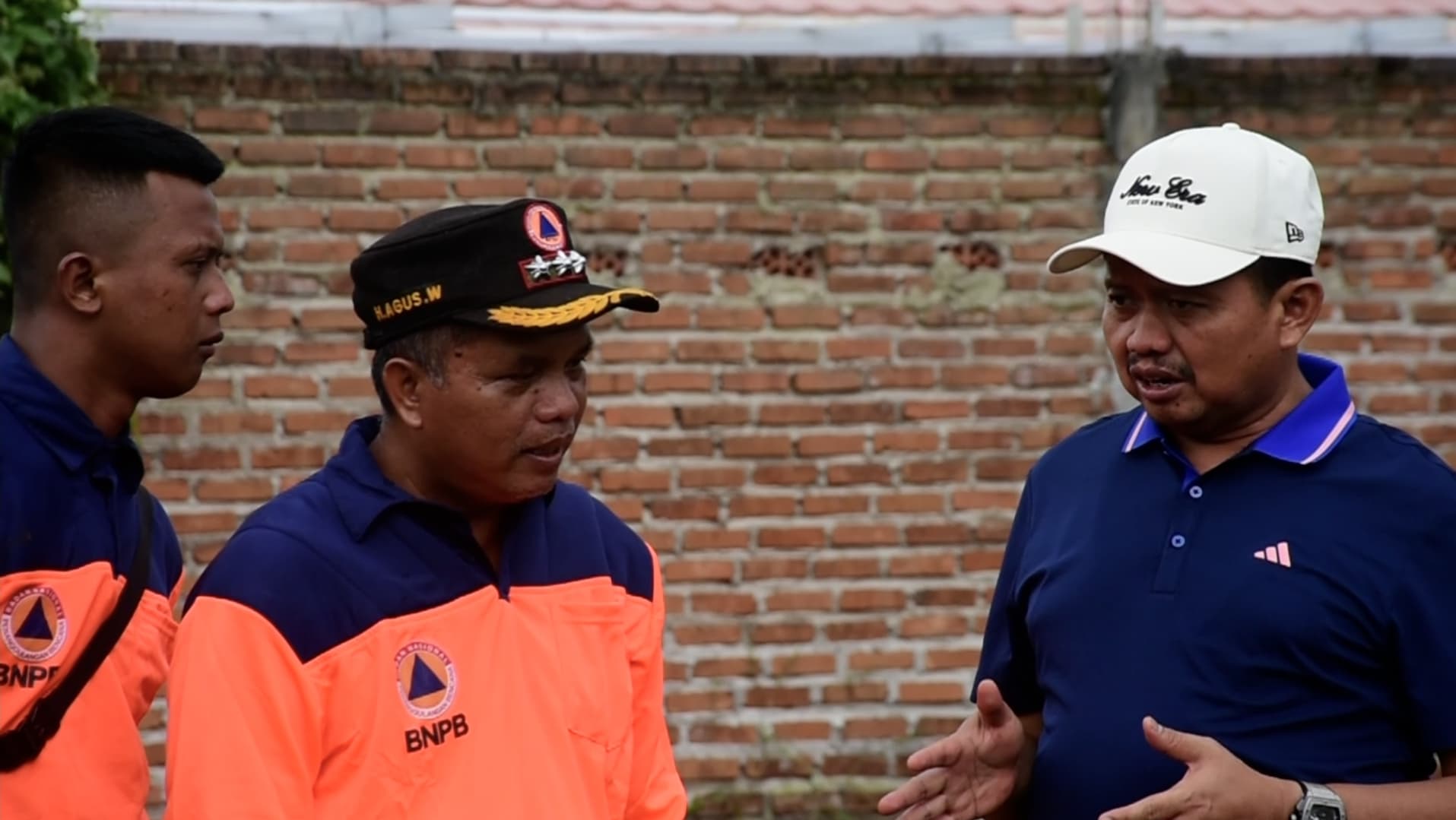 Dalam upaya menangani banjir secara menyeluruh di Kecamatan Cimanggung, Bupati Sumedang H. Dony Ahmad Munir meninjau langsung kondisi aliran Sungai Cimande di Desa Sindangpakuon pada Minggu (13/4/2025). Kunjungan tersebut didampingi oleh Camat Cimanggung Agus Wahyudin serta unsur Badan Penanggulangan Bencana Daerah (BPBD) Kabupaten Sumedang.