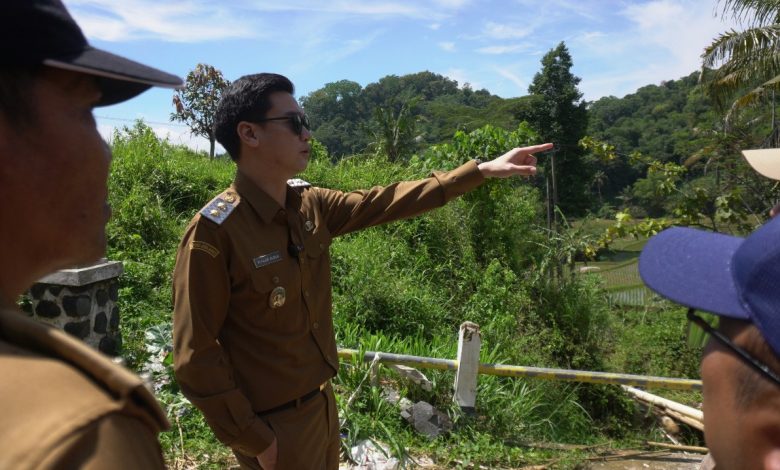 Wakil Bupati Sumedang, M. Fajar Aldila, meninjau langsung kondisi Jembatan Cibayawak di Dusun Cikeusi, Desa Cinangsi, Kecamatan Cisitu, Senin (14/4/2025). Turut mendampingi dalam kunjungan tersebut Pelaksana Tugas (Plt) Kepala Dinas PUTR, Budi Yana Santosa, serta unsur Forkopimcam Cisitu.