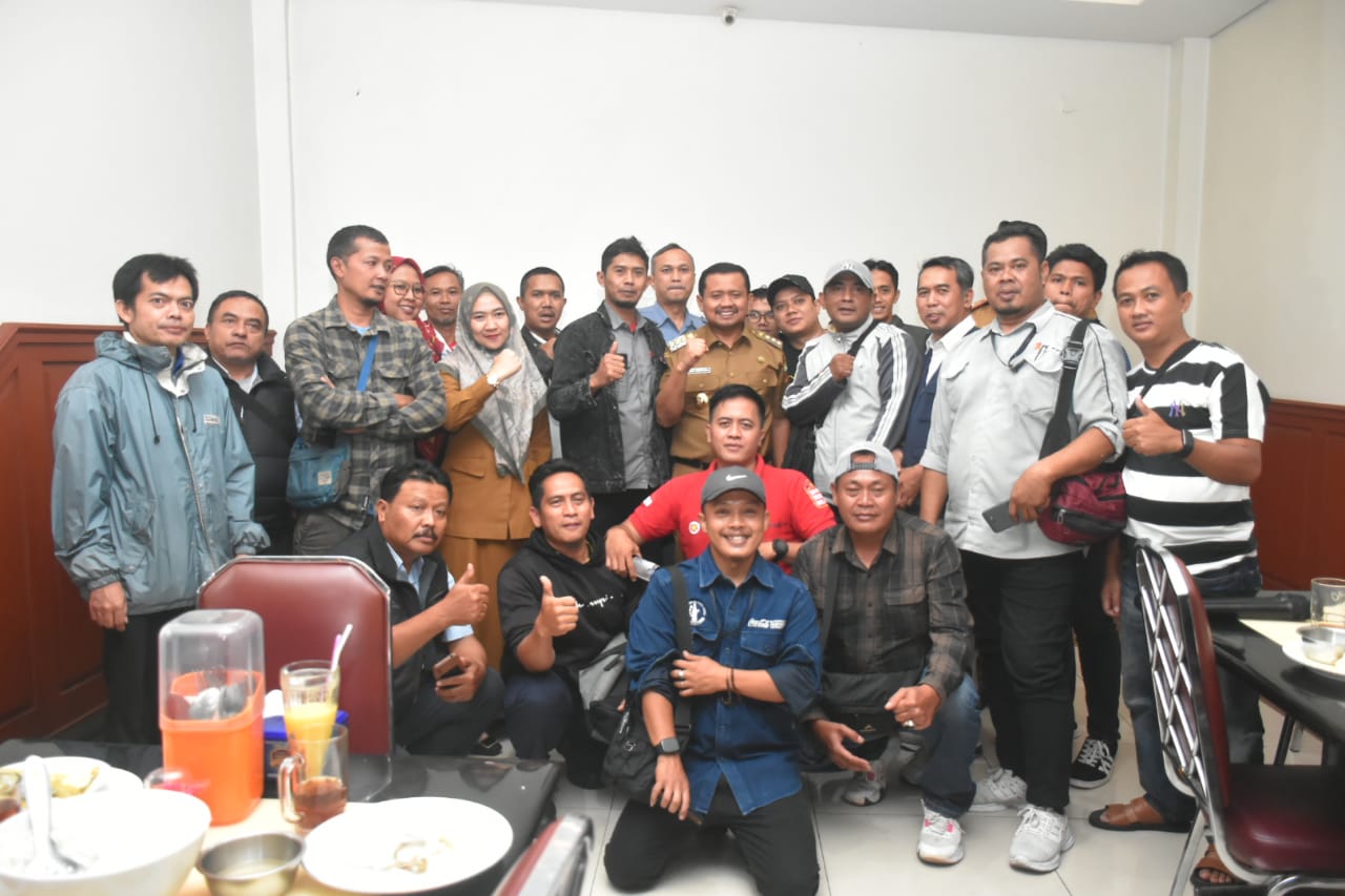Dalam semangat kebersamaan pasca Idulfitri, Bupati Sumedang H. Dony Ahmad Munir menghadiri acara audiensi sekaligus halal bihalal bersama perwakilan serikat buruh se-Kabupaten Sumedang. Kegiatan berlangsung hangat di Rumah Makan Simpang Raya, Jatinangor, dan menjadi momentum penting dalam mempererat hubungan industrial yang konstruktif antara pemerintah daerah dan pekerja.