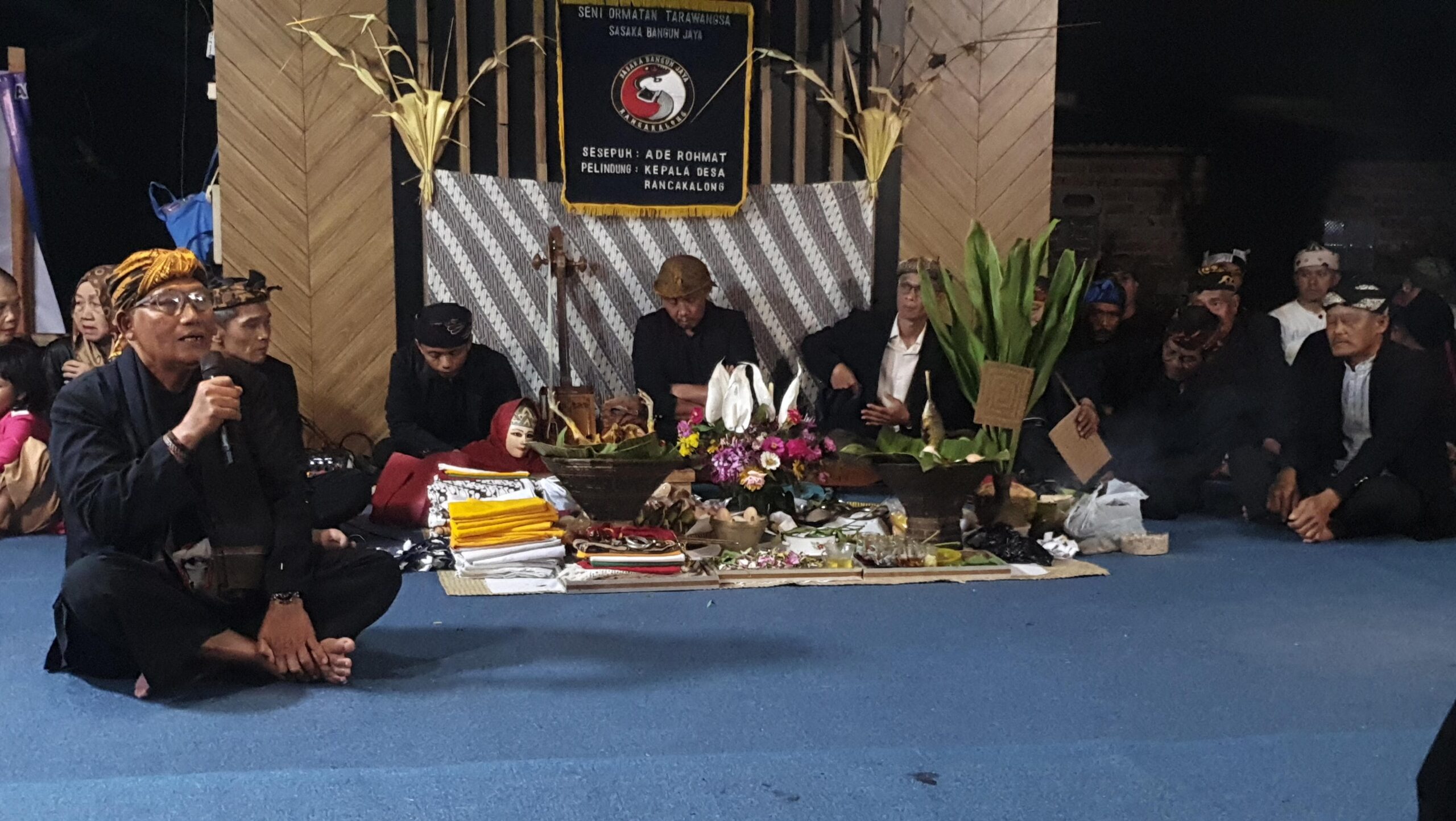 Suara budaya khas Rancakalong kembali menggema lewat dimulainya rangkaian kegiatan Ngalaksa 2025 yang secara resmi dibuka dengan prosesi Bewara, Rabu (16/4/2025). Kegiatan yang digelar di Desa Rancakalong ini menjadi penanda awal bahwa masyarakat, kelompok adat (rurukan), serta para pegiat seni dan budaya siap menyambut pelaksanaan tradisi besar tersebut.