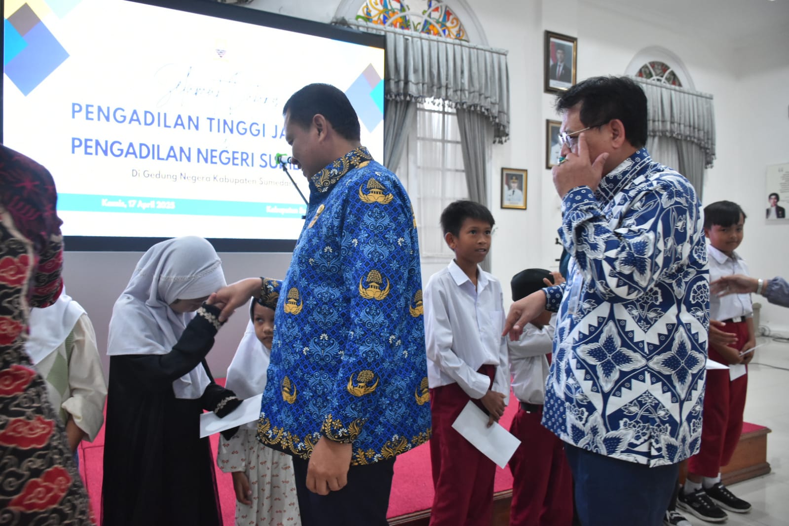 Ratusan anak yatim di Kabupaten Sumedang menerima santunan dari Ikatan Hakim Indonesia (IKAHI) dalam rangka memperingati Hari Ulang Tahun (HUT) ke-72 organisasi tersebut. Acara penuh haru dan kehangatan itu berlangsung di Gedung Negara, Sumedang, Kamis (17/4).