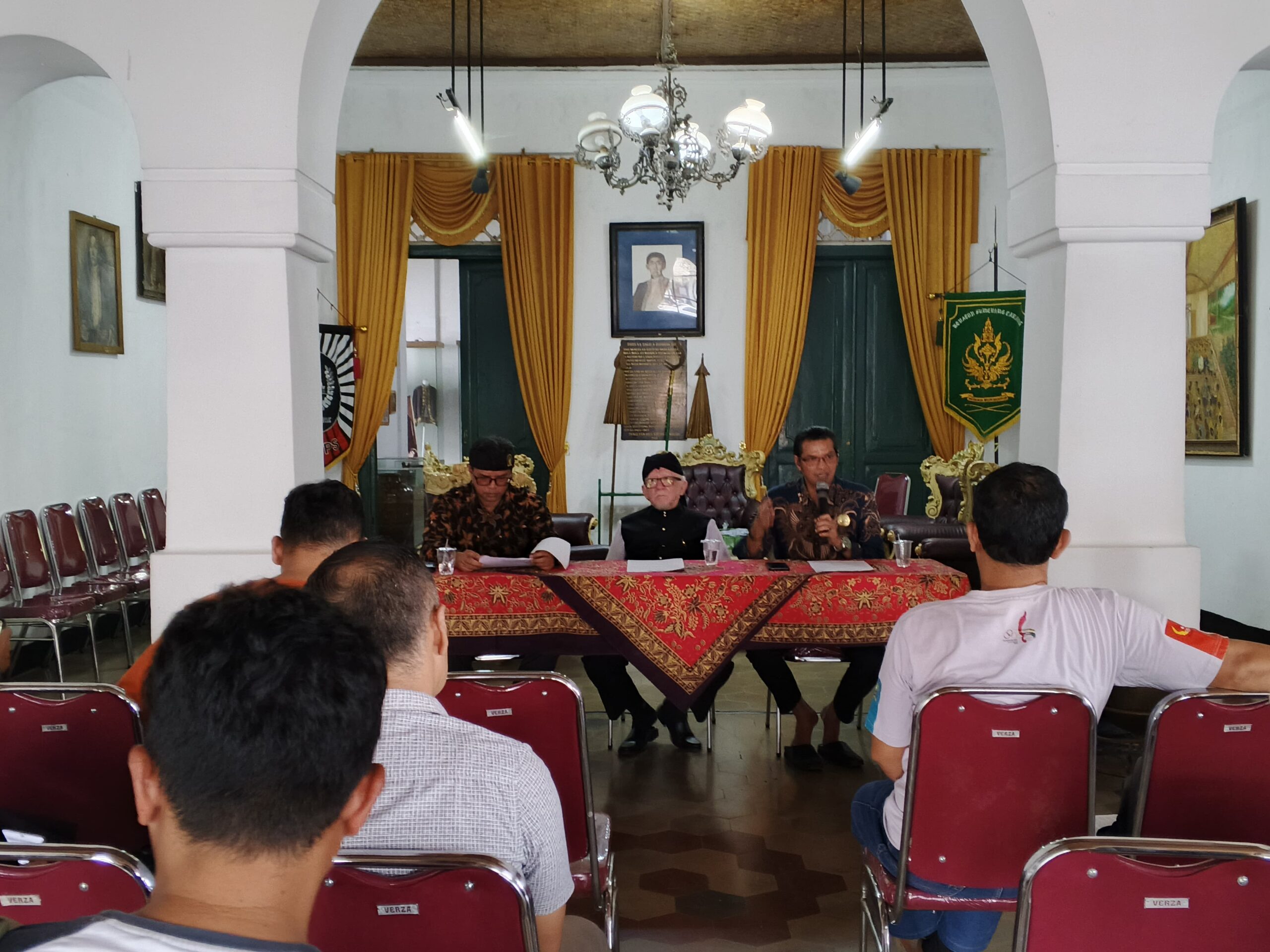 Menjelang peringatan Hari Jadi Kabupaten Sumedang ke-447, Karaton Sumedang Larang (KSL) kembali menggelar tradisi Kirab Panji dan Mahkota Binokasih Sanghyangpake. Kirab tahun ini menempuh perjalanan lintas daerah, dimulai dari Kabupaten Ciamis, dilanjutkan ke Kabupaten dan Kota Bogor, dan akan berakhir di Kabupaten Sumedang.
