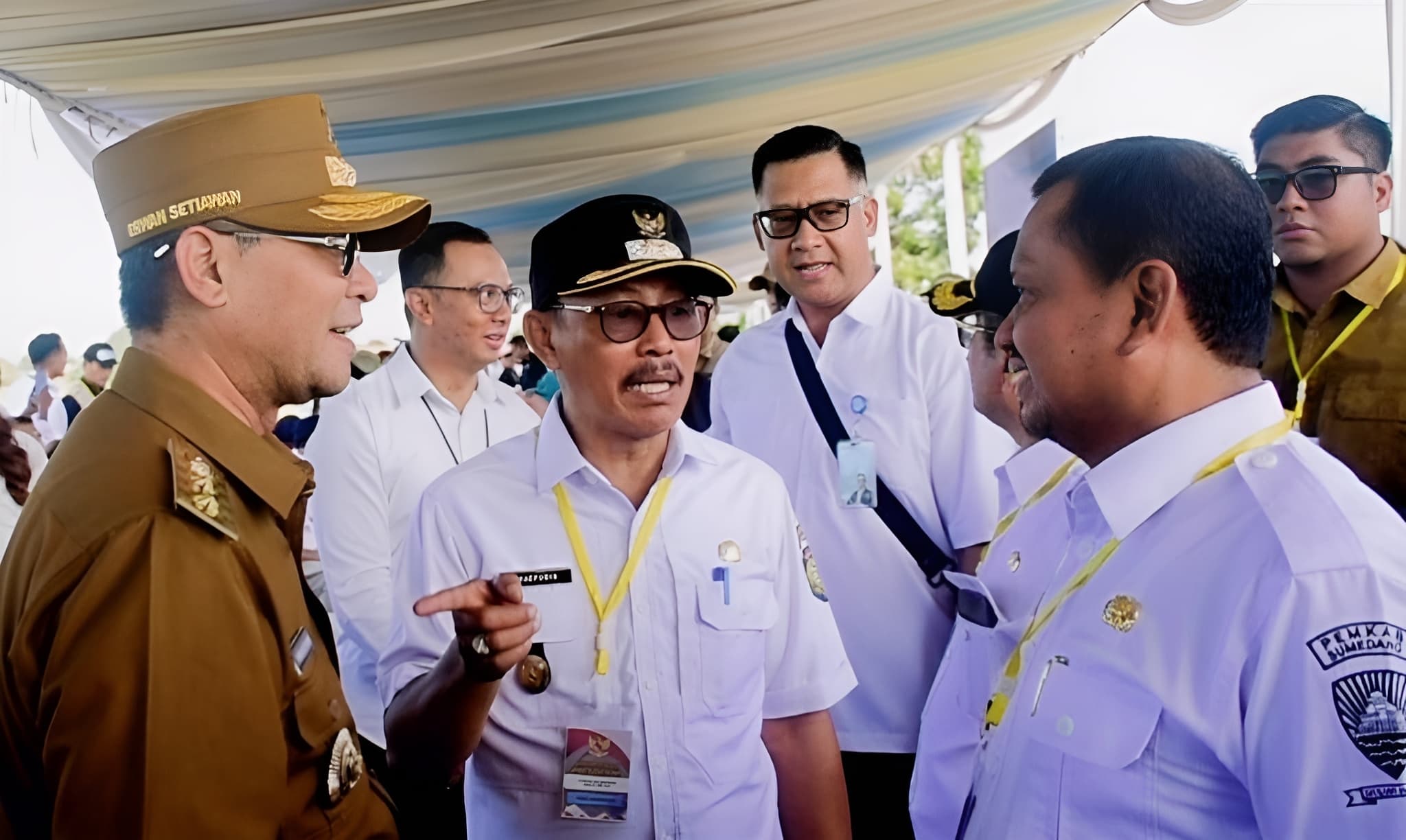 Bupati Sumedang, Dony Ahmad Munir turut menghadiri acara Panen Raya Padi Serentak yang dipimpin langsung oleh Presiden Republik Indonesia, Prabowo Subianto, di Desa Randegan Wetan, Kecamatan Jatitujuh, Kabupaten Majalengka, Senin (7/4). Kegiatan ini menjadi simbol percepatan program swasembada pangan nasional sekaligus unjuk kinerja Kabinet Merah Putih.