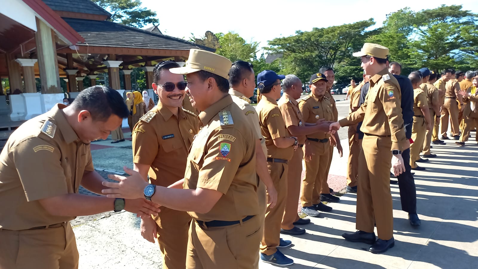Pemerintah Kabupaten Sumedang menggelar apel gabungan dalam rangka Halal Bihalal 1446 H/2025 M yang dipimpin langsung oleh Bupati Sumedang H. Dony Ahmad Munir bersama Wakil Bupati Sumedang. Apel tersebut berlangsung di Lapangan Upacara PPS Kabupaten Sumedang pada Selasa pagi (8/4).