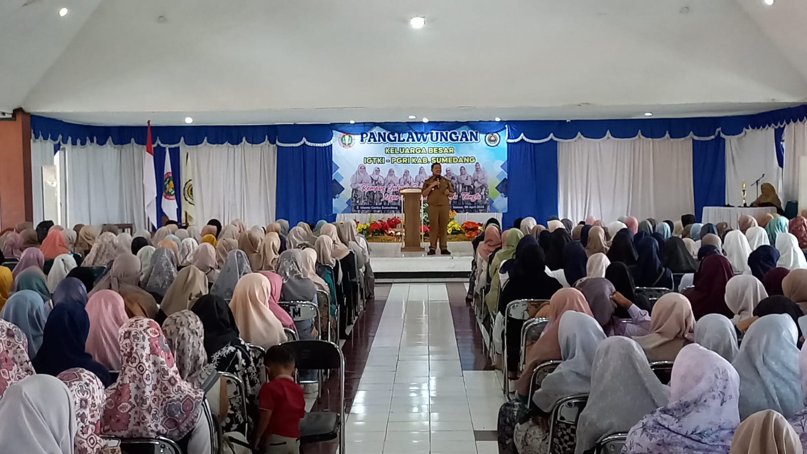 Ikatan Guru Taman Kanak-Kanak Indonesia (IGTKI) Kabupaten Sumedang menggelar kegiatan Halal Bihalal dan Silaturahmi Kebersamaan yang melibatkan para kepala dan guru TK se-Kabupaten Sumedang. Acara ini berlangsung di Gedung Islamic Centre Sumedang, pada Selasa (7/4), dan dihadiri langsung oleh Bupati Sumedang, H. Dony Ahmad Munir.