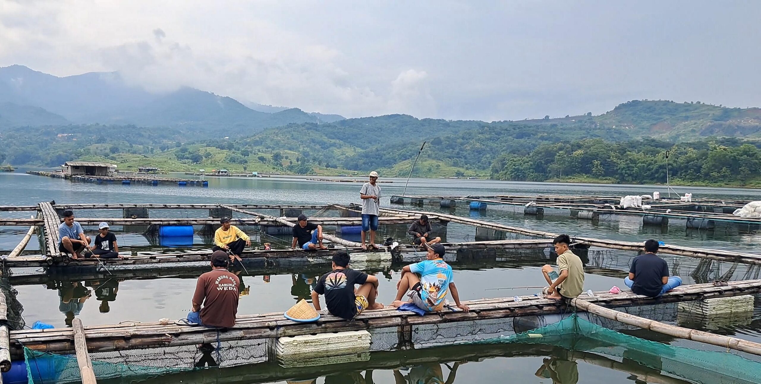 Dalam suasana penuh kehangatan, warga Lebak Muncang RT 06 RW 02 mengadakan acara memancing bersama saat libur Lebaran. Sekitar 20 warga turut serta dalam kegiatan yang telah menjadi tradisi tahunan ini, dengan tujuan mempererat tali silaturahmi, khususnya bagi perantau yang pulang kampung.