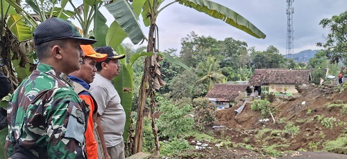 Pergerakan tanah yang dipicu hujan lebat mengakibatkan longsor di Dusun Sukaasih, Desa Cisalak, Kecamatan Cisarua, Minggu dini hari (4/5/2025) pukul 04.00 WIB. Akibat kejadian ini, akses jalan desa menuju Dusun Marasa terputus karena amblas terbawa longsor. Sebanyak 13 rumah yang dihuni oleh 20 kepala keluarga atau sekitar 100 jiwa dievakuasi sementara ke GOR Desa Cisalak.