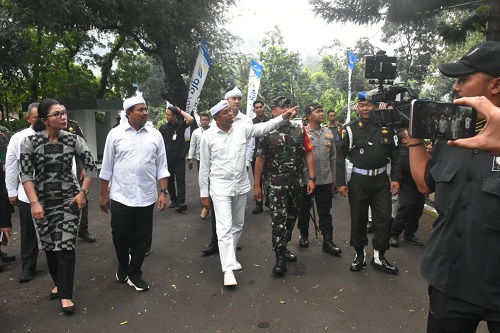 Gubernur Jawa Barat Dedi Mulyadi meninjau langsung kegiatan Penguatan Karakter dan Bela Negara bagi Pelajar di Kodim 0610/Sumedang, Jumat (9/5/2025). Kegiatan ini dikelola oleh Pemkab Sumedang dan Kodim 0610, serta diawasi oleh Danrem dan jajaran Kepolisian.
