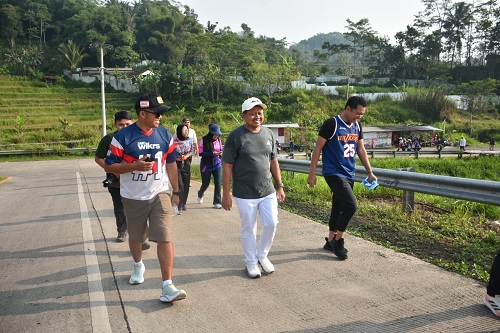 Udara pagi yang sejuk menjadi saksi antusiasme ratusan peserta dalam kegiatan jalan pagi bersama komunitas Sumedang Walkers dan Bupati Sumedang, Dony Ahmad Munir, pada Sabtu (10/5/2025). Kegiatan dimulai dari Kopi Tobi di Jalan Parigi Lama, menelusuri rute ke Desa Mekarjaya, Bendungan Desa Margamukti, Paseh Padsuka, dan berakhir kembali di Kopi Tobi.