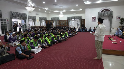 Bupati Sumedang Dony Ahmad Munir secara resmi melepas keberangkatan Jemaah Calon Haji (JCH) Kabupaten Sumedang yang tergabung dalam Kelompok Terbang (Kloter) 03 Embarkasi Kertajati pada Sabtu pagi (3/5/2025) di Alun-alun Sumedang.