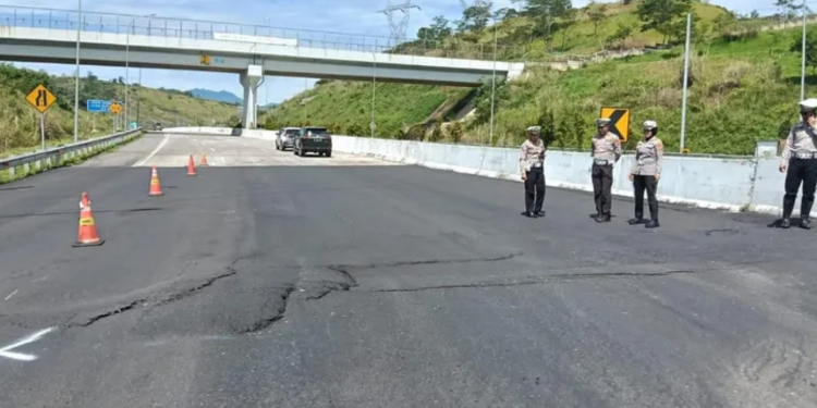 Polres Sumedang menunjukkan respons cepat terhadap bencana pergerakan tanah yang mengakibatkan amblesnya jalan di KM 177 Tol Cisumdawu. Satuan Lalu Lintas (Satlantas) langsung diterjunkan ke lokasi untuk melakukan identifikasi kerusakan jalan, guna mengantisipasi potensi kecelakaan lalu lintas dan memastikan keselamatan pengguna jalan.