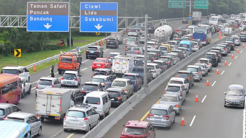 Gubernur Jawa Barat, Dedi Mulyadi, meluncurkan strategi baru untuk mengatasi kemacetan parah di kawasan Puncak, Bogor, yang kerap terjadi saat libur panjang atau long weekend. Mulai Sabtu dan Minggu pekan ini, para sopir angkot di wilayah Puncak akan diliburkan selama dua hari penuh.