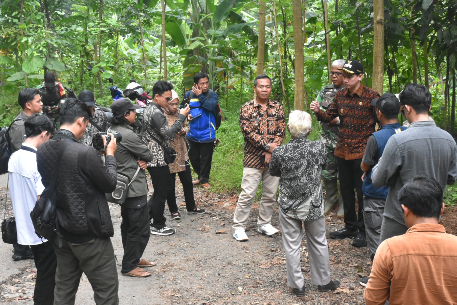 Wakil Bupati Sumedang, M. Fajar Aldila, melakukan peninjauan langsung ke lokasi kerusakan jalan yang menghubungkan Desa Cinangsi dan Desa Cimarga, tepatnya di kawasan Gunung Lingga, Kecamatan Cisitu, Kamis (22/5). Ia didampingi oleh Camat Cisitu, Edi Wahyu, dan Kabid Bina Marga Dinas PUTR, Deni Syafarat Sugandhi.