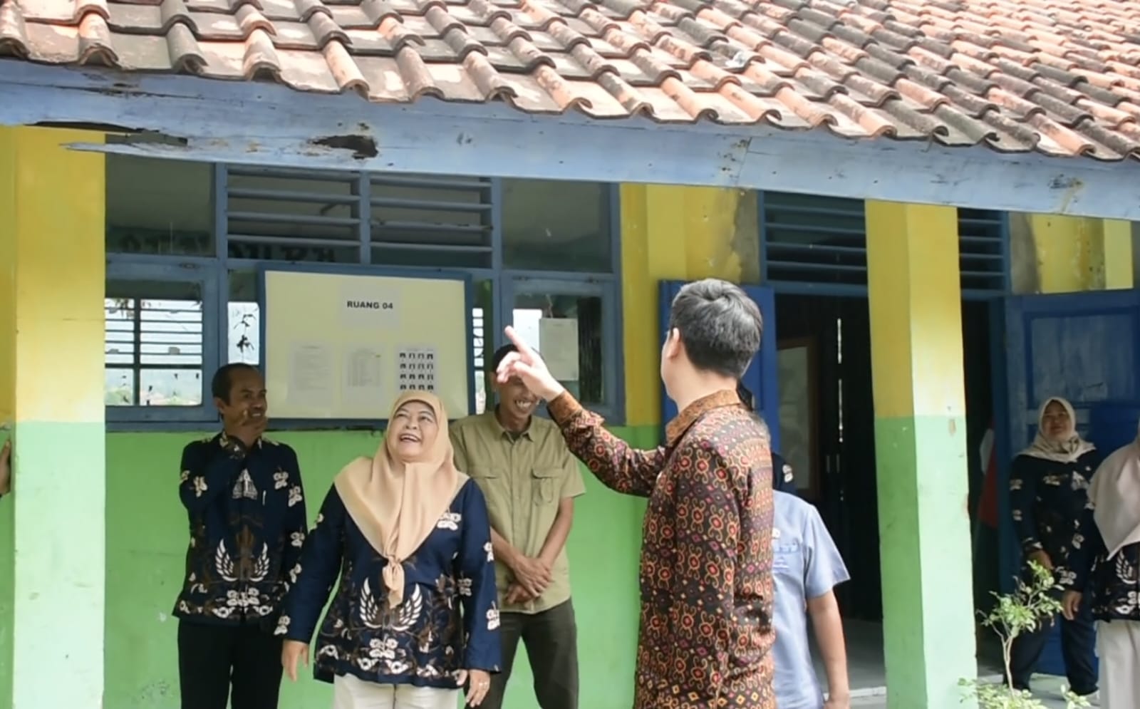 Wakil Bupati Sumedang, M. Fajar Aldila, melakukan monitoring ke SMP Negeri 2 Darmaraja pada Rabu (22/5/2025) untuk memastikan kelancaran pelaksanaan Asesmen Akhir Kelas IX serta meninjau langsung kondisi sarana dan prasarana sekolah.