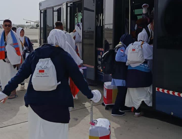 Sebanyak 437 jemaah haji asal Kabupaten Sumedang yang tergabung dalam Kloter 17 KJT telah tiba dengan selamat di Bandara King Abdul Aziz, Jeddah, Arab Saudi, pada Kamis (22/5/2025) sekitar pukul 16.00 waktu setempat.