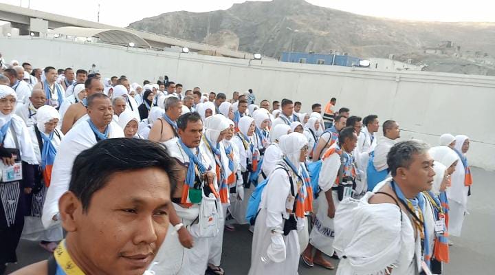 Kelompok yang tergabung dalam Kelompok Bimbingan Ibadah Haji (KBIH) Al-Multazam Tanjungsari.