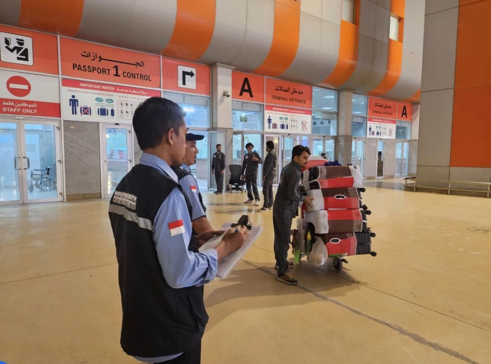 Di tengah gegap gempita penyambutan jemaah haji Indonesia yang tiba di Bandara Internasional King Abdulaziz, Jeddah, ada satu sisi tak terlihat yang justru menjadi penopang utama kelancaran perjalanan suci ini: kerja sunyi para petugas layanan bagasi.