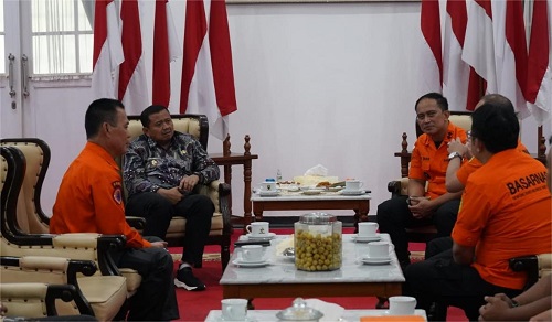 Pemerintah Kabupaten (Pemkab) Sumedang memperkuat komitmennya dalam penanggulangan bencana melalui kerja sama strategis dengan Badan Pencarian dan Pertolongan (BASARNAS) Kelas A Bandung. Kolaborasi ini disepakati dalam audiensi yang digelar di Gedung Negara, Jumat (23/05/2025), yang turut dihadiri Badan Penanggulangan Bencana Daerah (BPBD) Sumedang dan jajaran terkait.